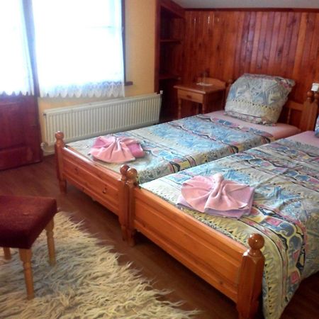 Veselata Guest House Долна-Баня Экстерьер фото