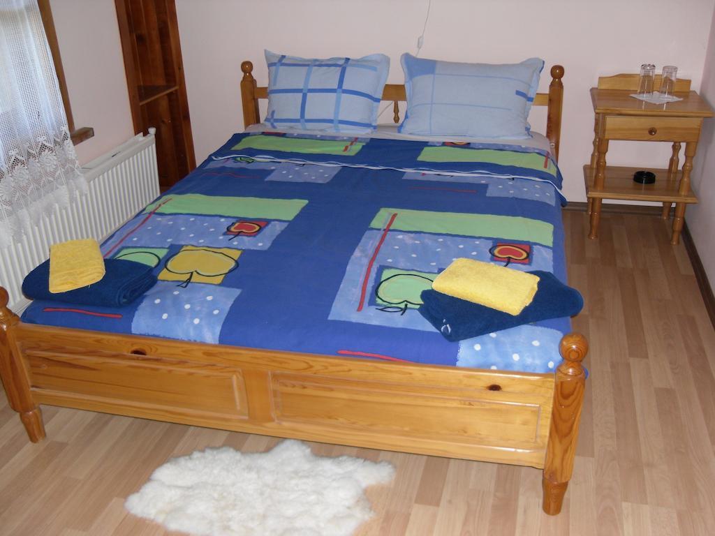 Veselata Guest House Долна-Баня Номер фото