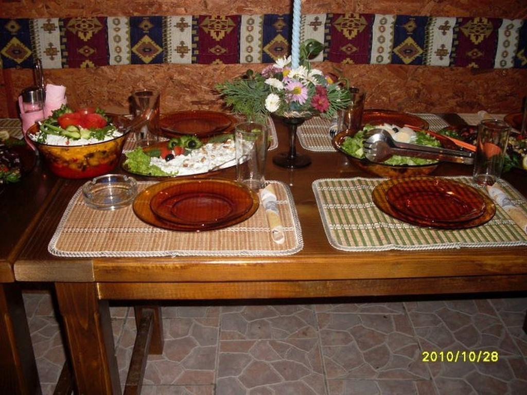 Veselata Guest House Долна-Баня Экстерьер фото