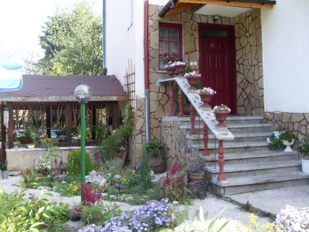 Veselata Guest House Долна-Баня Экстерьер фото