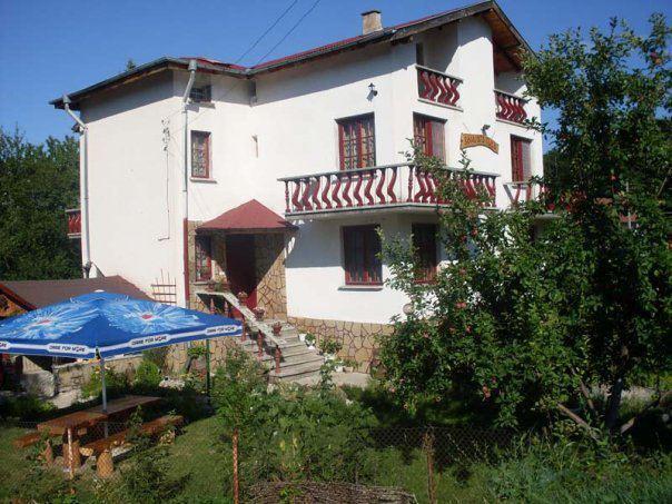 Veselata Guest House Долна-Баня Экстерьер фото