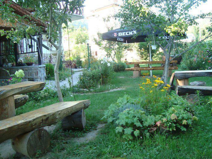 Veselata Guest House Долна-Баня Экстерьер фото