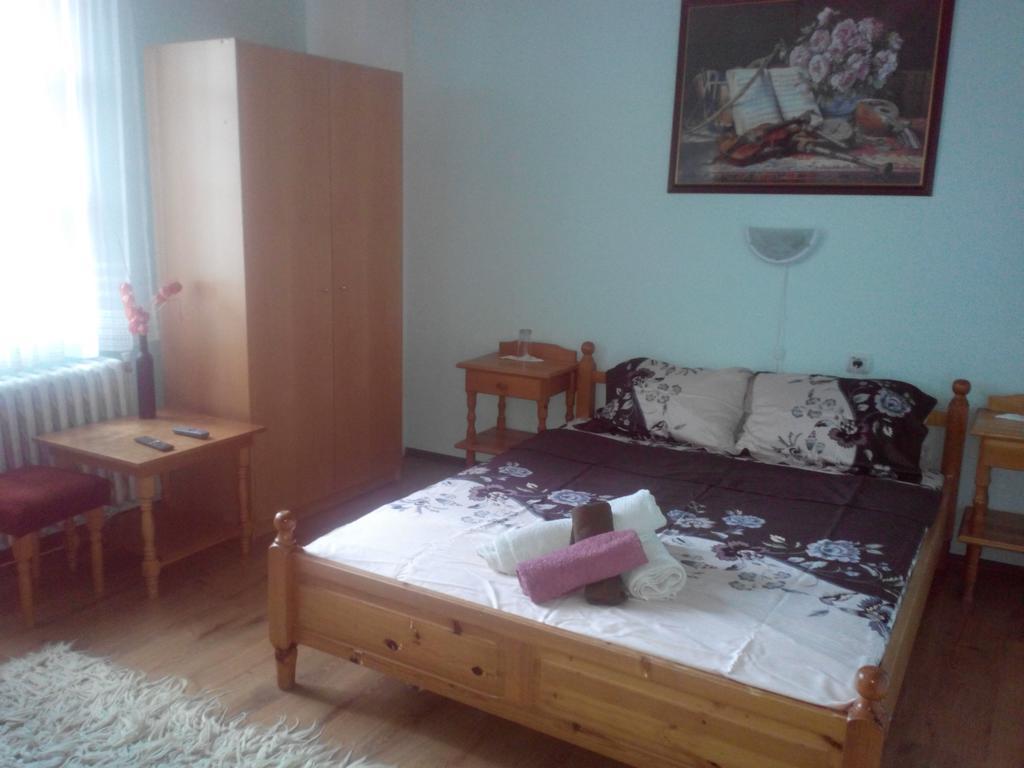 Veselata Guest House Долна-Баня Экстерьер фото