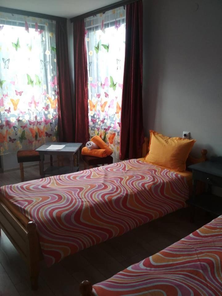 Veselata Guest House Долна-Баня Экстерьер фото